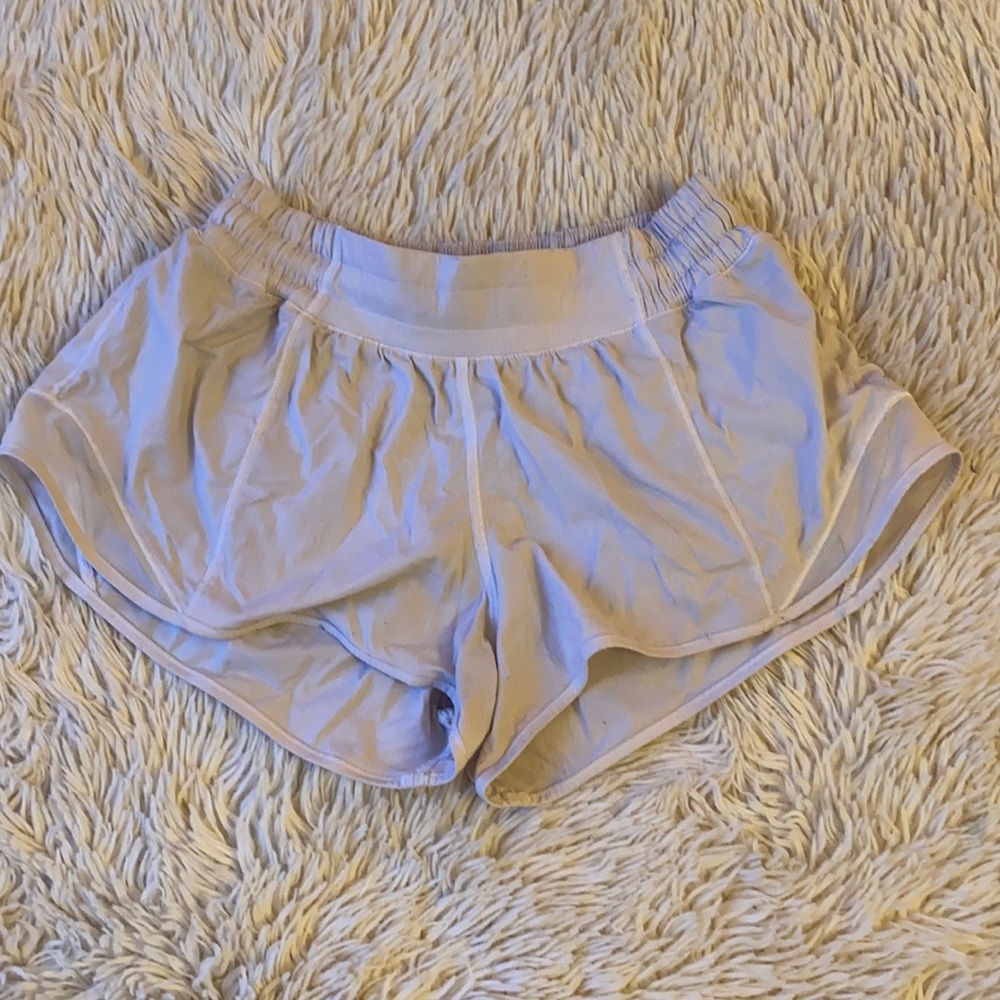 Lululemon white hotty hot shorts 2.5